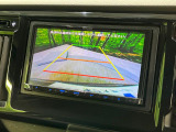 【バックカメラ】駐車時に後方がリアルタイム映像で確認できます。大型商業施設や立体駐車場での駐車時や、夜間のバック時に大活躍!運転スキルに関わらず、今や必須となった装備のひとつです!
