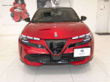 盾型グリルとアルファロメオエンブレムが真ん中にあって日本車では珍しいナンバープレートが端にあります