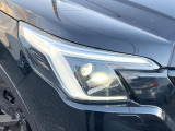 【LEDヘッドライト】悪天候や夜間走行時も良好な視界を確保し安心して運転できる高輝度LEDヘッドライトを装備!点灯速度が早く、消費電力も抑えられています。