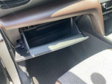 助手席側には広々としたダッシュボードを完備しております。