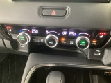 【左右独立オートエアコン】左右席で独立温度コントロールが可能です。運転席はキンキンに冷やして助手席はマイルドにと言った設定が可能です☆暑さ寒さでケンカすることもなくなりますね♪