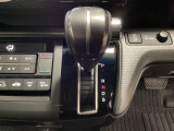 CVT車のセレクトレバーです。低速から高速まで、変速ショックのないスムーズな走りを実現するとともに、エンジン効率のよい領域を維持することで燃費にも貢献します。