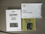 カギをバッグやポケットに入れたままでもドアロックの開閉やエンジン始動ができる『スマートキー』付き!暗くなってもキー穴を捜す必要が無くとっても便利ですから人気の装備です!