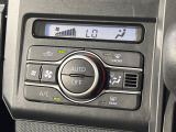 【オートエアコン】一度お好みの温度に設定すれば、車内の温度を検知し風量や温度を自動で調整。暑い&hellip;寒い&hellip;と何度もスイッチ操作をする必要はありません。快適な車内空間には必須の機能ですね♪