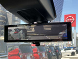 車両後方のカメラ映像がミラーに映るので、乗員や荷物が多くても視界を遮らず安心です。また、広角カメラで映しているので通常のミラーより視界が広く、夕方や夜間でもクリアな後方視界を確保することが出来ます。
