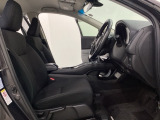 女性でも運転がしやすいように、シートの高さ調整機能(シートリフター)がついています。広い足元にゆったり座れるシートには肘掛も装備しており長距離の運転でも疲れにくいシートです。