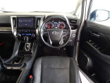 ウッド調と革巻きステアリングで快適な操作性の運転席です。