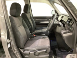 女性でも運転がしやすいように、シートの高さ調整機能(シートリフター)がついています。運転席と助手席の間が空いている為、助手席側への移動がスムーズです。交通量の多い道でも助手席側から乗り降りができます。