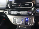 オートエアコンで車内の温度管理も自動調整で行ないますのでらくらくです!安心して運転に集中できます!!