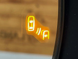 【ブラインドスポットモニター】走行中、ドアミラーの死角になりやすい箇所に後続車が接近するとサイドミラー付近に警告を表示、ドライバーに注意喚起をしてくれます。