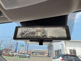 スマートルームミラーも付いています。後方ピラーや荷物、後席に同乗している方や曇りなど視界が遮られた場合でも後方カメラからの映像で安全確認をすることができます。