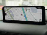 マツダコネクトの10.25インチワイドセンターディスプレイです。『Android Auto』『Apple CarPlay』や独自のコネクテッドサービスに対応したインターフェイスシステムです。
