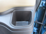 運転席右側のドリンクホルダーです。