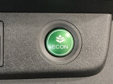 ECON モードをON にするとアクセルペダルの動きに対するエンジンの反応とエアコンの制御を切り換えることで、燃費のいい運転をするドライバーがペダルを踏んだ時と同じようにエンジンを制御します。