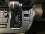 CVT車のセレクトレバーです。低速から高速まで、変速ショックのないスムーズな走りと、エンジン効率のよい領域を維持して燃費にも貢献します。サイドブレーキはスイッチ操作の電子制御パーキングブレーキです。