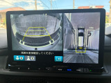 【マルチビューカメラ】フロント、リア、左右ドアミラー下の4つのカメラの映像をもとに、車をまるで上空から見下ろしたように表示します!狭い駐車場や、狭い道でのすれ違いの時も安心です!