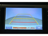 バックガイドモニター(バックモニター)付き。車両後方の映像をナビ画面に表示し、駐車などの後退操作をサポートします。