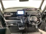 【前方視界】開放的な前方視界!運転がしやすく疲れにくいです♪窓が大きく、見通しがとっても良いおクルマですよ♪