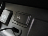 12V電源ソケットを設置しております。周辺機器の充電にご利用頂けます。便利なUSBジャックも付いています。