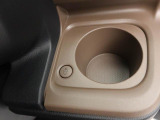 カップホルダーは運転席や助手席からちょうど手の届く位置です!!