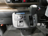 【運転席まわり】操作スイッチが使いやすい位置に配置されています。手や足元が触れる部分も丁寧に清掃済みです。
