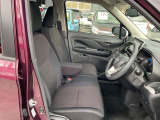 運転席まわりです。実際に座ってみて、乗り心地を体験してみてください,視界も良好です。