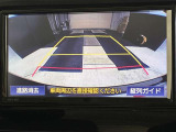 こちらのバックカメラは画面にラインが表示されておりますので、バック時のクルマの進行方向の目安になります。より高いレベルで車庫入れをサポートする、便利な機能ですね。