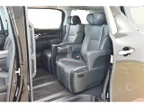 中古車をキレイで気持ちよくお乗りいただけるよう、エンジンルームからシートを外した洗浄まで、目に見えない部分も徹底的に洗浄しています!