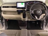 車内は光触媒抗菌消臭施工済です。インパネ周りはスタイリッシュなデザインで機能や装備も充実しています。グローブボックスやカップホルダーのほかにトレーなどたくさんの収納スペースが付いています。