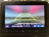 【バックカメラ】運転が苦手な方も車庫入れラクラクです!ギアをリバースに入れれば自動的に切り換わりますので、面倒な操作は不要です♪狭い駐車場もお車を傷つけず安心ですね!