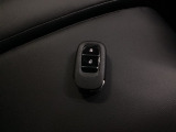 スマートキーは荷物を持っている時でも、キーを取り出さずドアの施錠・開錠ができます。