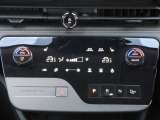 オートエアコンですので、車内を快適な空間に出来ます♪   操作はタッチパネル式ですので爪の長い方でも安心して操作して頂けます!