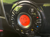 【オートエアコン】一度お好みの温度に設定すれば、車内の温度を検知し風量や温度を自動で調整。暑い&hellip;寒い&hellip;と何度もスイッチ操作をする必要はありません。快適な車内空間には必須の機能ですね♪