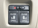 【両側パワースライドドア】スマートキーや運転席のスイッチで後席両側スライドドアの開閉が可能♪電動だから力を入れてドアを開ける必要が無く、小さなお子様でも簡単に開け閉めでき快適です♪