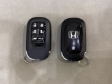 スマートキー付きですからドアロックの開閉およびエンジンスタートが楽々です。電動スライドドアの開け閉めもボタンで操作できます。ボタン操作でトランクが開けられる電動テールゲートのボタンもついています。