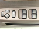 【電動格納ミラー】サイドミラーは電動格納式となっており、狭い駐車場でもキズがつくリスクを抑えられます。