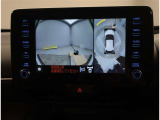 パノラミックビューモニター。車両を上から見たような映像を表示。運転席から目視しにくい車両周囲の状況をリアルタイムで確認できます。
