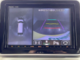 【全方位モニター】まるでクルマを真上から見下ろしたかのような視点で駐車をサポートします!クルマの斜め後ろや真横など、前後左右の4つのカメラの映像が合成されて、モニターに映し出されます。