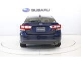 SUBARUリヤビークルディテクションを搭載。後方から接近する車両を検知し、ドアミラーのLEDインジケーターで注意を促します。車線変更や後退時の安全確認をサポートし、安心感の高いドライブを実現します。