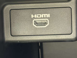 HDMIケーブルとライトニングケーブルを繋げば携帯電話から動画などをナビに写すことが出来ます
