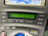 【オートエアコン】一度お好みの温度に設定すれば、車内の温度を検知し風量や温度を自動で調整。暑い&hellip;寒い&hellip;と何度もスイッチ操作をする必要はありません。快適な車内空間には必須の機能ですね♪