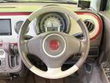 インテリアに合わせたデザインのステアリングは、運転される方のことも考え、運転しやすい形状、大きさです。是非一度、実際に触ってお確かめください。