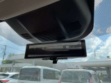 車体の後部にカメラがついていて、その映像がルームミラー内のモニターに表示します。人や荷物などで視界が遮られた時なども確認がしやすいです。