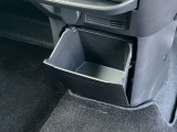運転席と助手席の前方に小物入れがあります。
