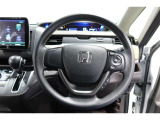 運転中もハンドルでの操作が可能です。特に高速道路等の目が離せない運転時には、便利さだけでなく、安全性も兼ね備えております。
