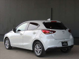 斜め後ろからのラインはコンパクトカーと思えないほどの躍動感が魅力的なMAZDA2です。