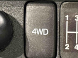 走行中でも4WD&hArr;2WDの切り替えはスイッチ一つでOK。パートタイム4WDで悪路走行性と経済性を両立。