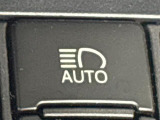【オートマチックハイビーム】先行車や対向車などを検知して、ハイビームとロービームを自動的に切り替えてくれます!まわりのドライバーに眩しい思いをさせることなく、運転に集中しやすい視界を確保します。