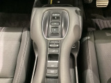 「e:HEV」は、モーター走行を中心にしながら電気エネルギーやエンジン動力を最も効率よく使い分けることができる賢いハイブリッドシステムです。シフトはエレクトリックギアセレクターになっています。