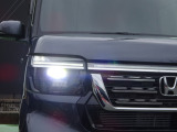 LEDヘッドライト搭載でしっかり明るく照らしてくれるので、夜間走行や不慣れな道でも安心です。